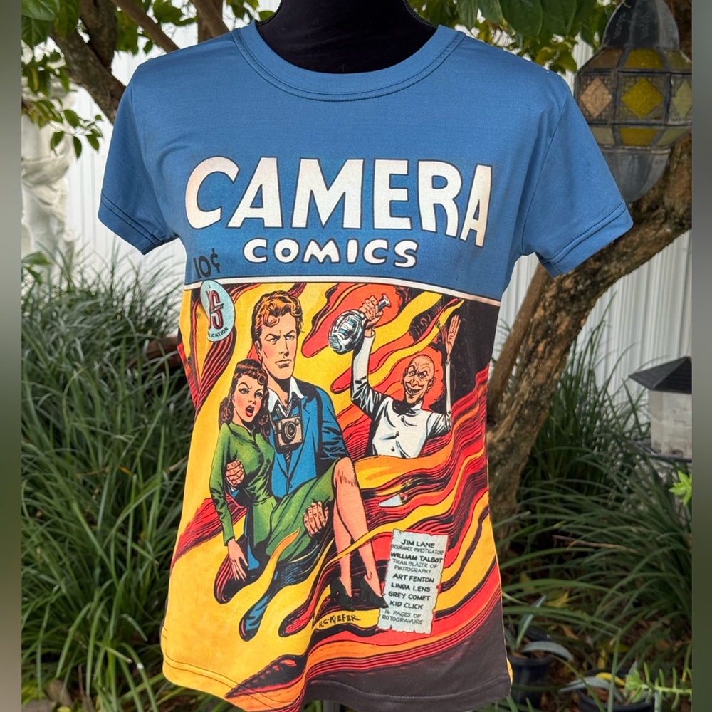 Retro Camera Comics Graphic T-Shirt - Blue